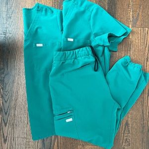 Hunter Green Figs Scrub Set** includes 2 tops!!*
